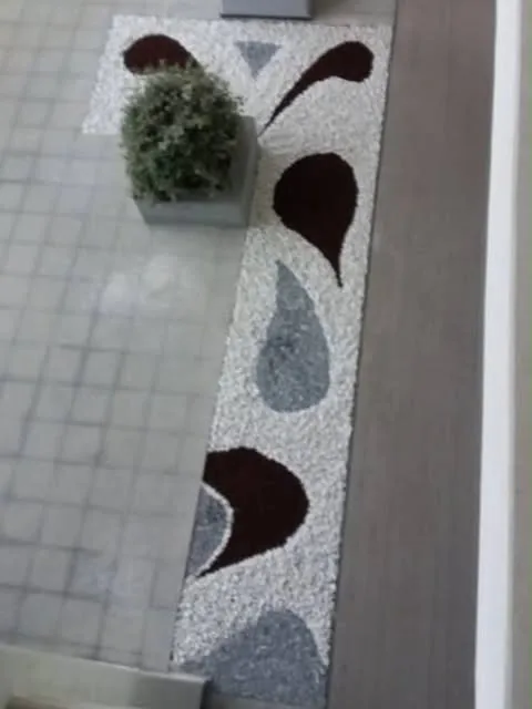 Dekoratif doğal taşlarla yapılmış bahçe zemini detayı